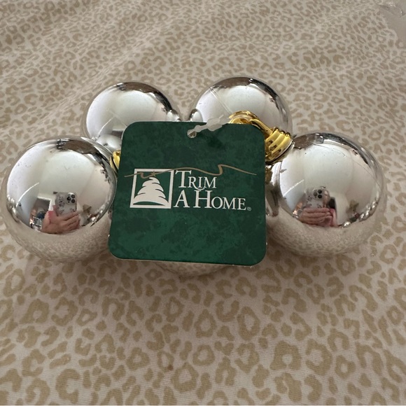Vintage silver and gold plastic christamas tree orb ornamanets, set of 20 - Picture 2 of 4